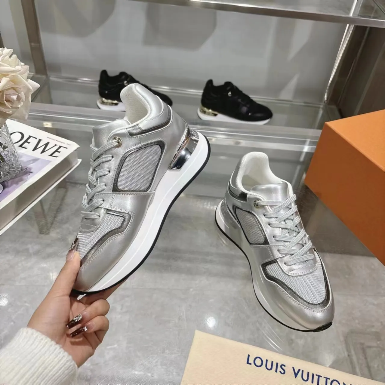 👟👟Ex-factory price 640👟👟 Men's size +10 Louis Vuitton's official website synchronizes the 2024 couple's models, this Neo Run Away sneakers are inspired by running shoes, integrating LV's iconic must-have shoes into the trend. This version is a 1:1 replica of the original version, reinterpreting Damier canvas with cow leather and mesh fabrics, highlighting its simple lines and unique wedge outsole. The main details include the LV initials on the side and the engraved gold heel stabilizer on the back plus a hidden insole. 2cm. Sizes 35-42, 39-46. Full package. High version. New and old customers are welcome to inquire.